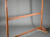 un vieux porte-objets en bois avec un socle en bois sur fond gris