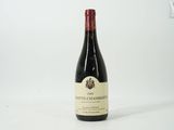 une bouteille de vin posée sur une table