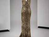 une robe à imprimé animalier sur un mannequin, un mannequin, un mannequin, un mannequin, un mannequin, un mannequin, un mannequin, un mannequin, un manne