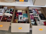 Des cartons de livres sont empilés sur une étagère dans une librairie