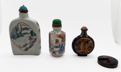 3 tabatière en porcelaine. Chine, XXe. H : 7, 8,5 et 9,5 cm