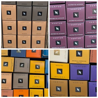 Plusieurs boîtes de chocolats sont empilées les unes sur les autres