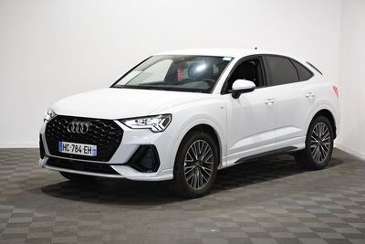 un SUV Audi blanc garé dans une pièce au sol à carreaux