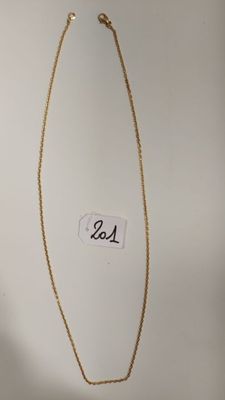 un collier à chaîne en or muni d'une plaque