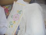 de nombreux types de vêtements brodés disposés sur un lit