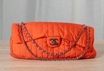CHANEL Sac Timeless doudoune matelassé orange, fermoir pivot… - Photo 1