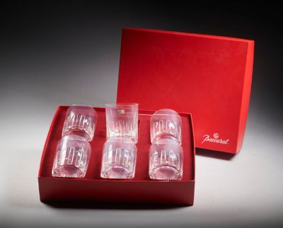 trois verres vides dans une boîte rouge, avec une autre boîte rouge derrière eux