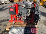 une photo d'une machine rouge posée sur une palette en bois