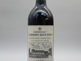 l'image d'une bouteille de vin posée sur une table