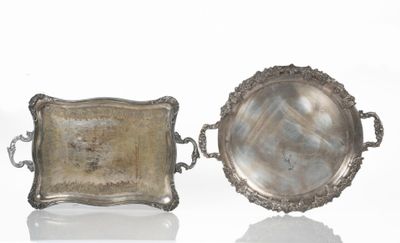 Réunion d'un plateau rond en métal argenté à décor de pampre et un pla