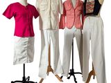 trois mannequins portant des chemises et des pantalons de différentes couleurs, posés sur un présentoir