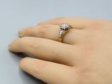 une main de femme portant une bague en diamant