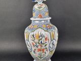 un vase surmonté d'un oiseau