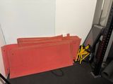 beaucoup de dossiers rouges posés sur une table