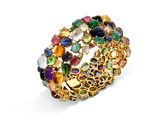 gros plan d'une bague en or avec des pierres multicolores