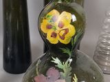 trois vases décorés de fleurs, posés sur une table