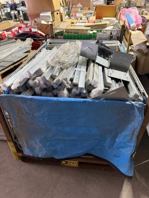 un gros tas d'objets métalliques posés sur une palette
