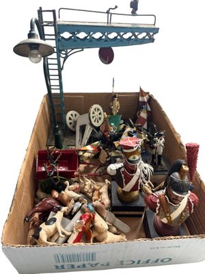 une boîte en carton remplie d'un tas de figurines