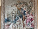 une image d'une tapisserie accrochée au mur