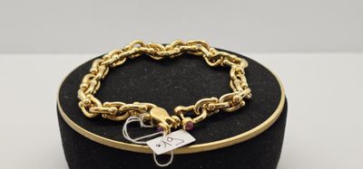 bracelet plaqué or avec une breloque en forme de cœur, présenté dans un coffret en velours noir