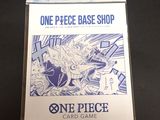 un gros plan sur une boîte de jeu de cartes sur laquelle figure une pièce