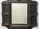un miroir accroché au mur de la pièce