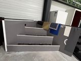 une photo d'une pièce dans laquelle se trouvent de nombreux meubles