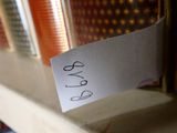 des livres sur une étagère, accompagnés d'une note sur laquelle est écrit « oui »