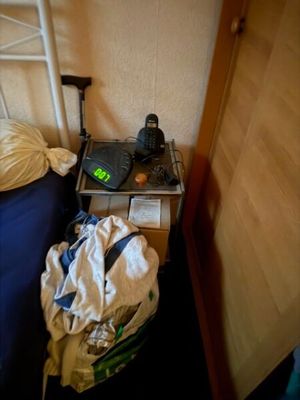 1 table de chevet + 1 lit barreaux et sa literie + 1 bureau …