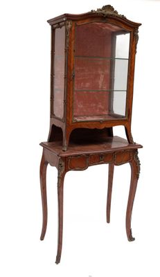 Vitrine en marqueterie de bois de rose, ornementation de bro… - Photo 1