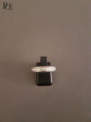 un gros plan d'un téléphone portable sur lequel est posé une bague