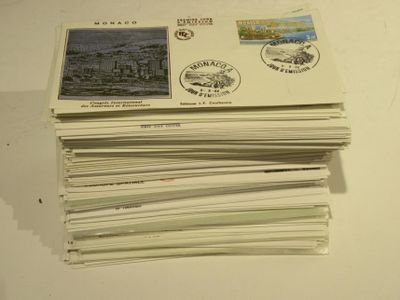 une pile de cartes postales posée sur une table