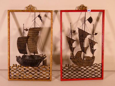 deux photos encadrées représentant un navire et un bateau, exposées