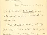 une vieille lettre manuscrite écrite par un homme tenant un stylo