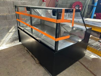 une vitrine en verre avec des étagères orange dans un entrepôt