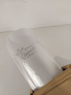 un sac en papier brun contenant une boisson, posé sur une table