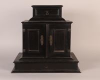 Petit cabinet en bois noirci, placage d'ébène, marqueterie d…