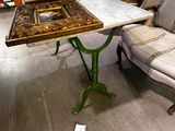 une table sur laquelle se trouve un vase, dans une pièce