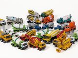 beaucoup de camions miniatures et de camions sur une surface blanche