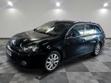 une photo d'une Volkswagen Golf break noire garée dans un garage