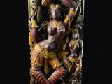 un gros plan sur la statue d'une femme tenant un serpent