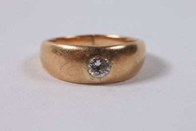 Gros plan sur une bague en or ornée d'un diamant