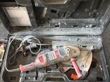 un outil dans une boîte à outils posée par terre