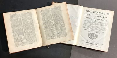 deux livres ouverts posés sur une table l'un à côté de l'autre