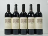 six bouteilles de vin sont alignées sur une table