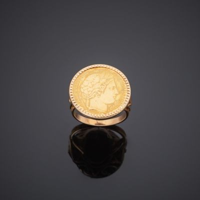 une bague en or représentant le profil d'une tête de femme