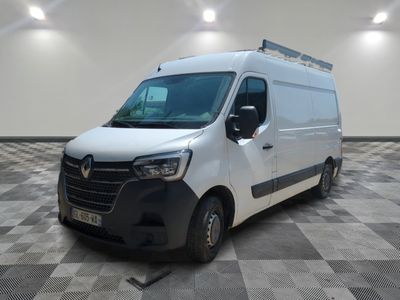 la photo d'une camionnette blanche garée dans une pièce