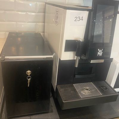 deux machines à café placées l'une à côté de l'autre sur un comptoir