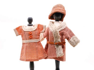 deux mannequins vêtus de vêtements orange et blancs