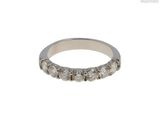 gros plan d'une bague en diamant sur fond blanc
